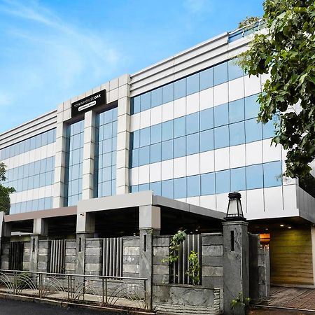 Super Townhouse Oak Alandur Near Chennai Airport Formerly Vijay Park Buitenkant foto