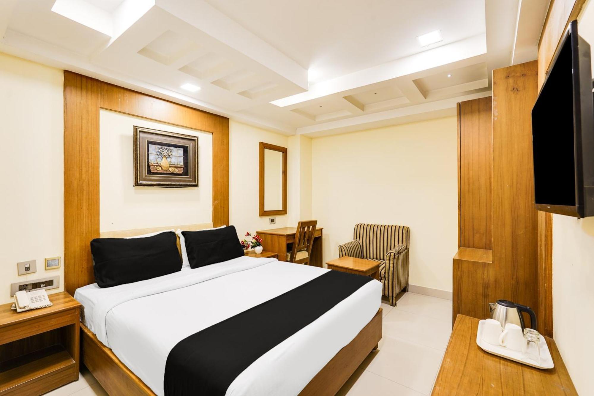 Super Townhouse Oak Alandur Near Chennai Airport Formerly Vijay Park Buitenkant foto