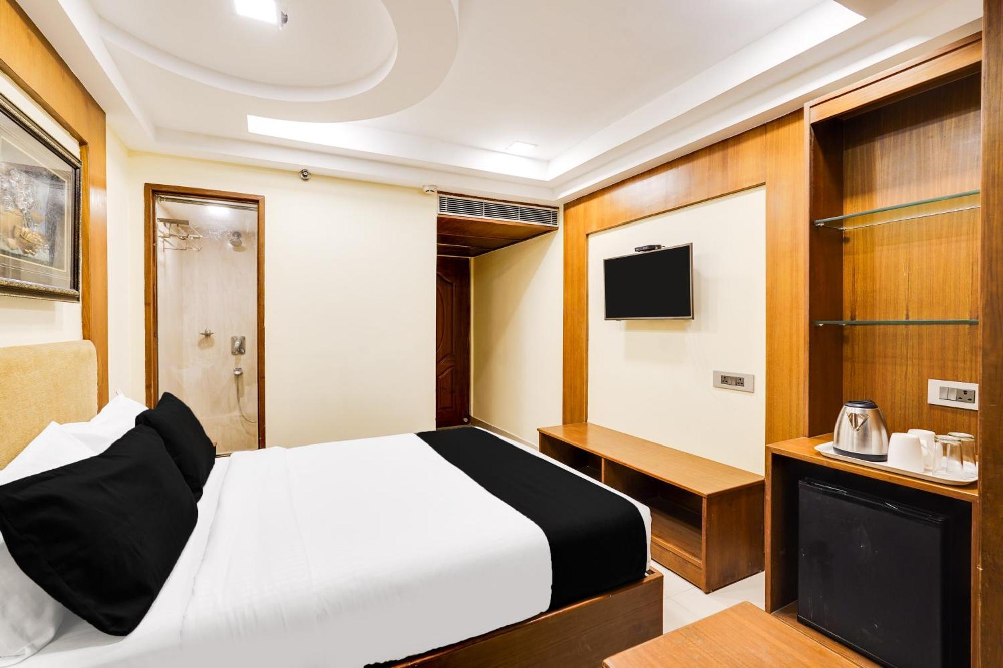 Super Townhouse Oak Alandur Near Chennai Airport Formerly Vijay Park Buitenkant foto