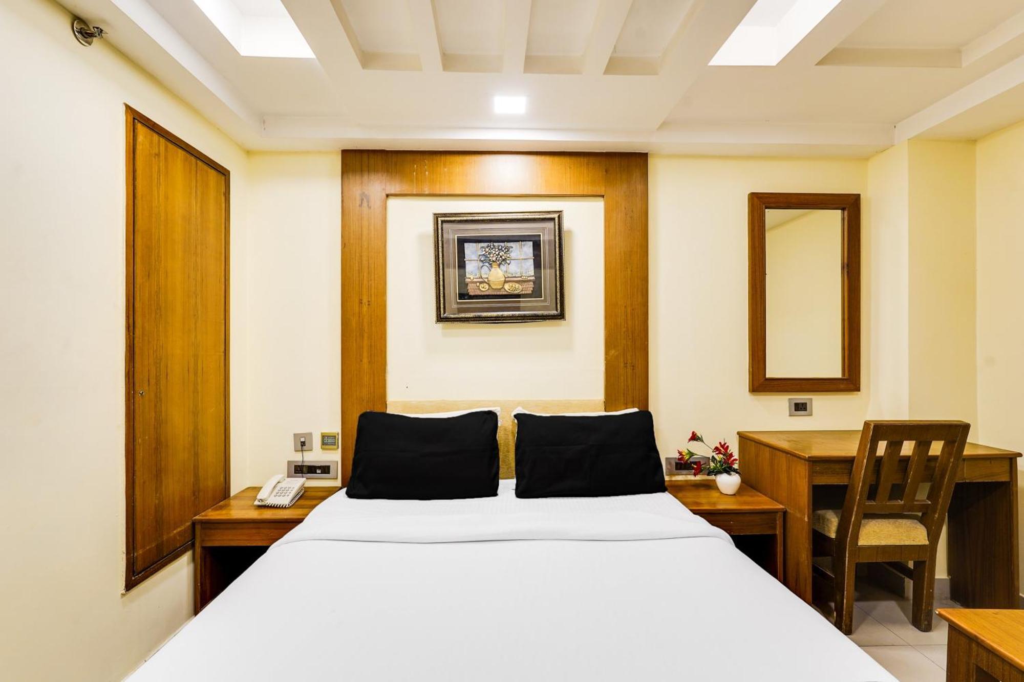 Super Townhouse Oak Alandur Near Chennai Airport Formerly Vijay Park Buitenkant foto