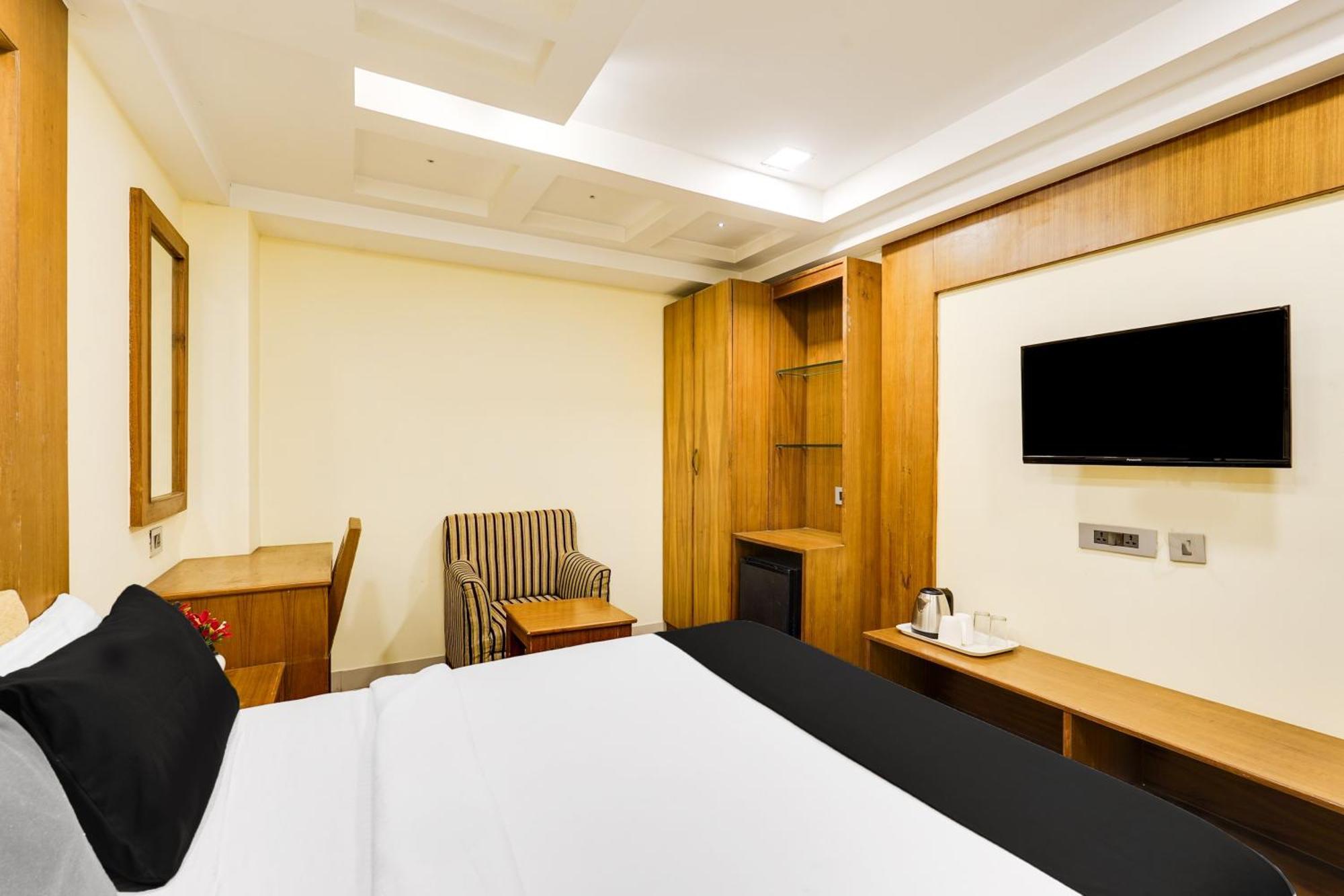 Super Townhouse Oak Alandur Near Chennai Airport Formerly Vijay Park Buitenkant foto