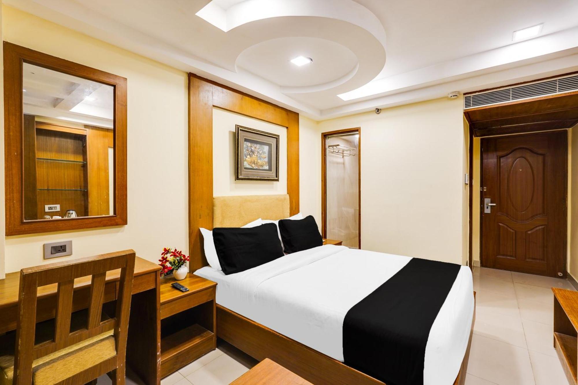 Super Townhouse Oak Alandur Near Chennai Airport Formerly Vijay Park Buitenkant foto